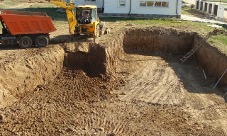 Рытье котлованов под фундамент в Камне-на-Оби – цена от 2626 руб. за м3 | 2Землекопа-Кно